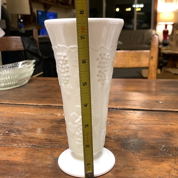 60’s INDIANA COLONY MILK GLASS GRAPE HARVEST VASE - Picture 5 of 9
